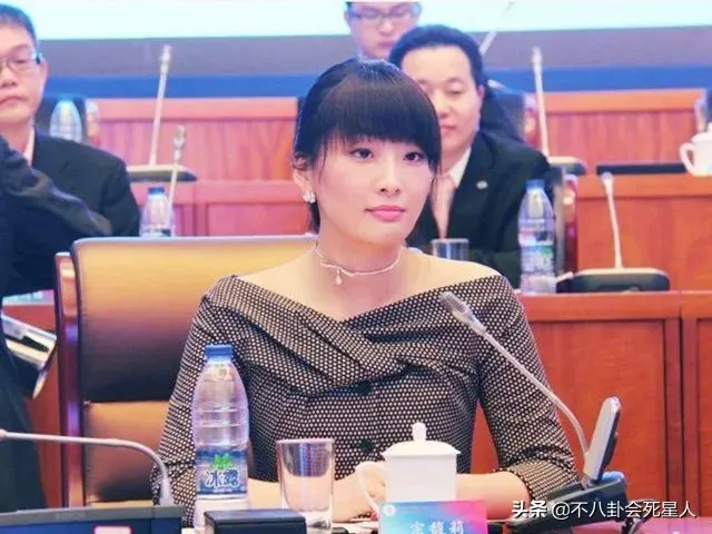4位内地名媛千金,身价4百亿39岁未嫁,章泽天和她同场被冷落