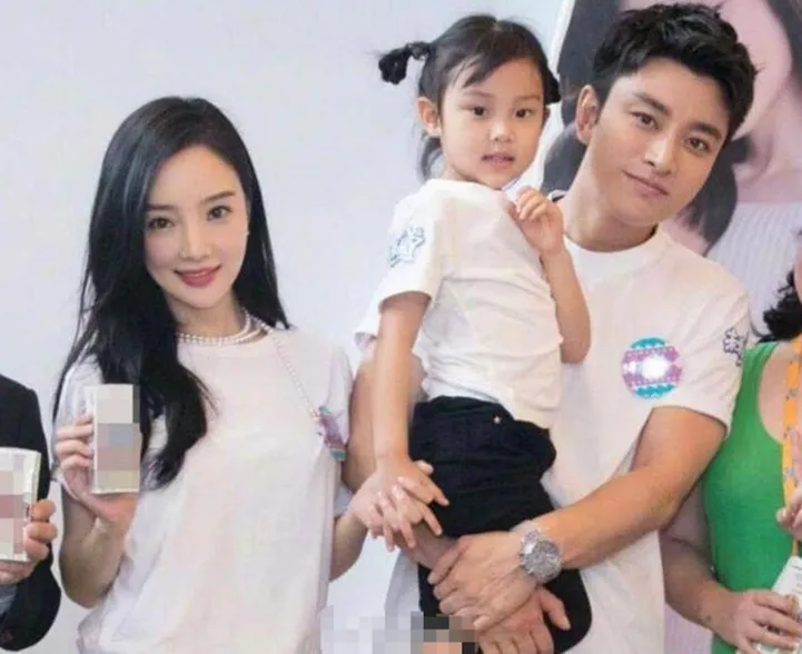 李小璐突删结婚背景照,疑坐实与贾乃亮离婚传言!